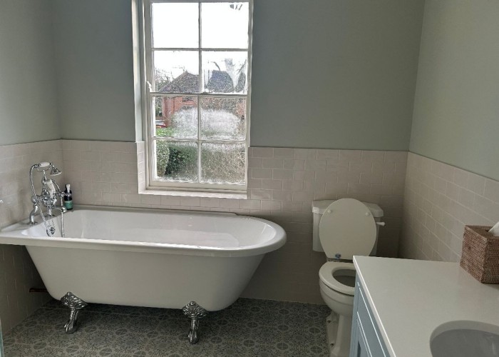 20. Bathroom (Roll Top), Bathroom (Shower and bath)