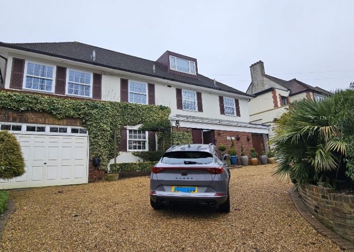 Detached House With Large Garden For Filming