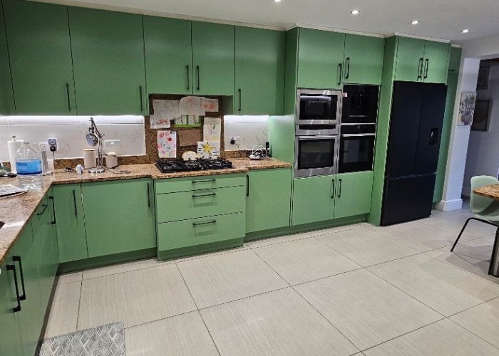 7. Kitchen (Coloured units), Kitchen (Gas Hob)