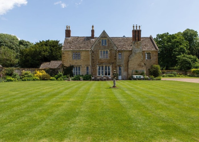 Large Eight Bedroom Manor House For Filming