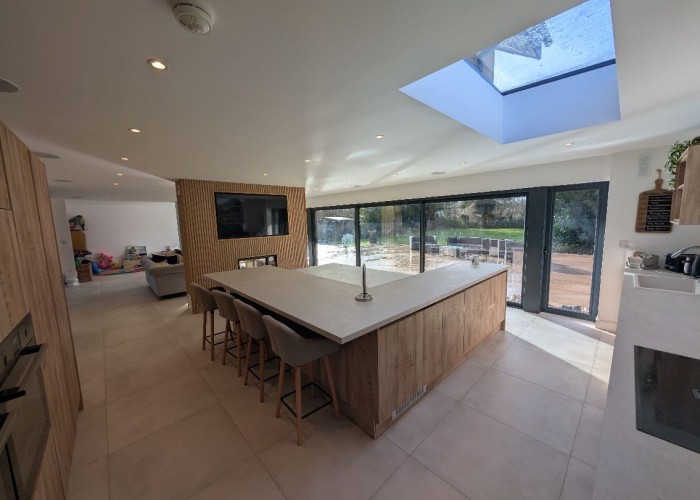 15. Kitchen (With Island), Kitchen (Wooden Units), Kitchen (Modern), Kitchen (Electric/Induction Hob)