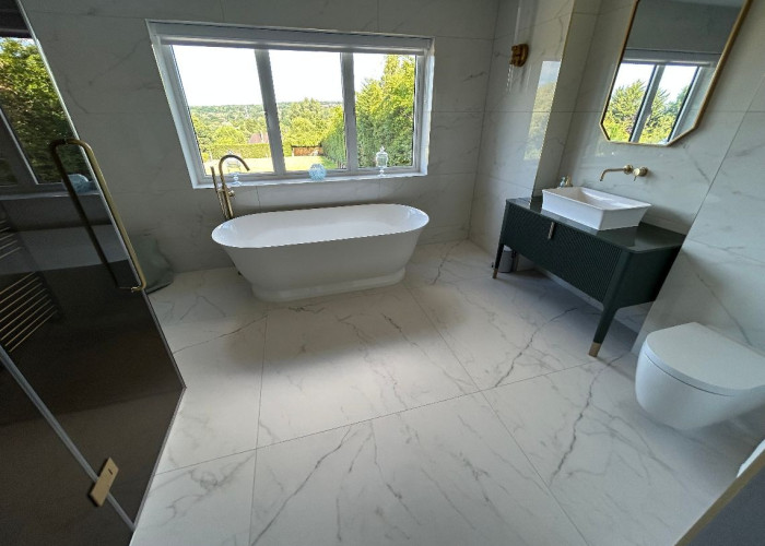 25. Bathroom (Large), Bathroom (Roll Top), Bathroom (Shower and bath)