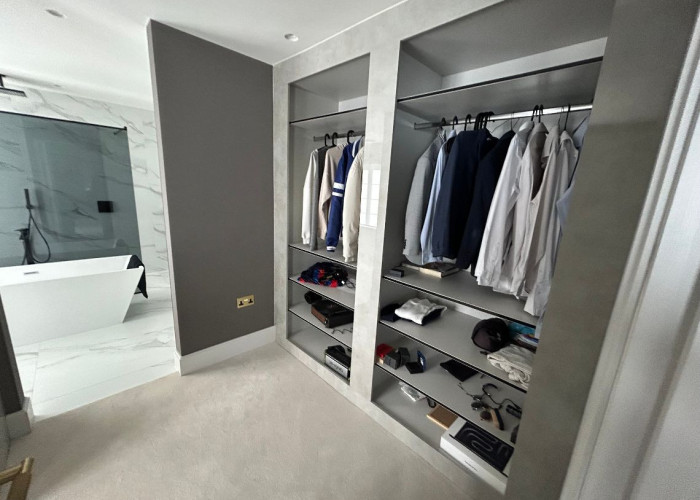 32. Dressing Room/Walk-in Wardrobe