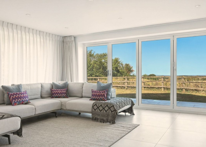 6. Livingroom, Windows, Tiled Floor