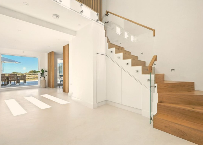 4. Stairway / Staircase, Hall, Wooden Floor, Tiled Floor