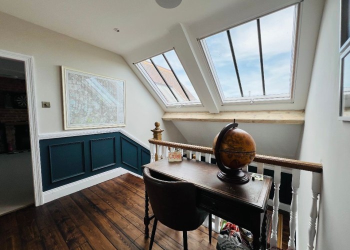24. Landing, Skylight