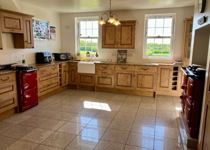 4. Kitchen (Wooden Units), Kitchen (Gas Hob)