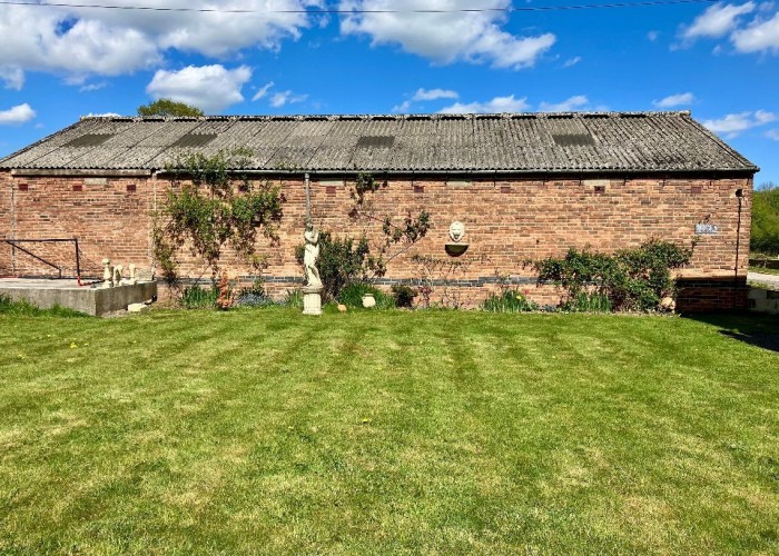25. Barn