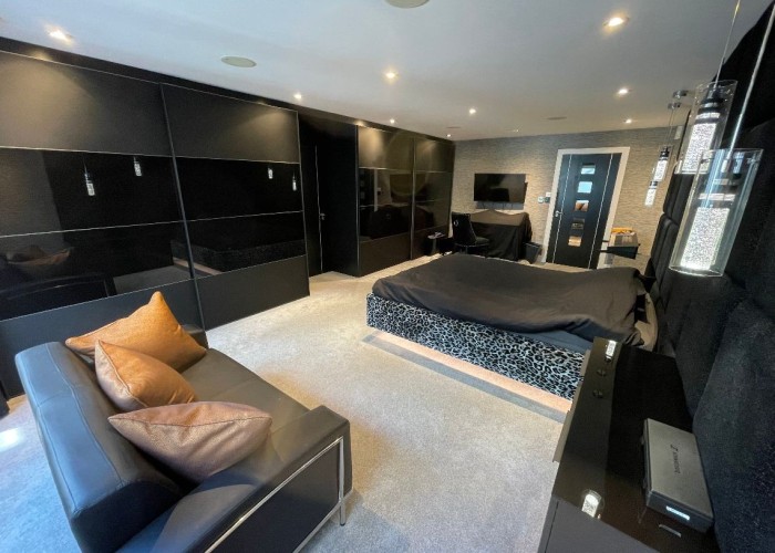 19. Bedroom (Master/En-Suite)