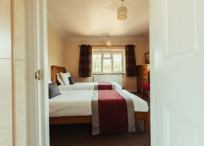 20. Bedroom (Twin Beds)