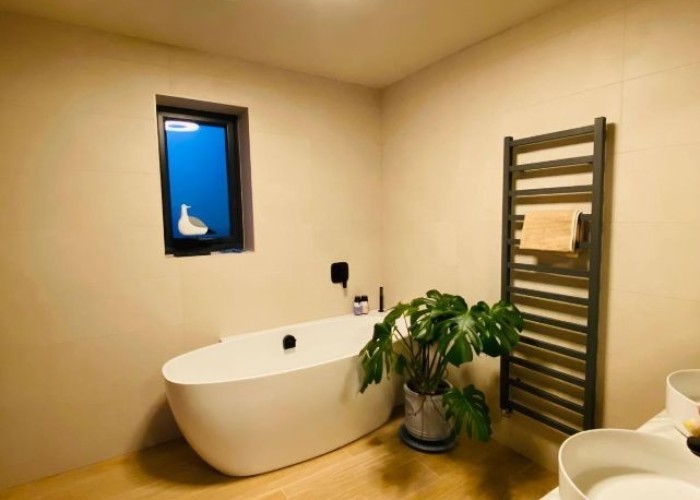 12. Bathroom (Large), Bathroom (Roll Top)