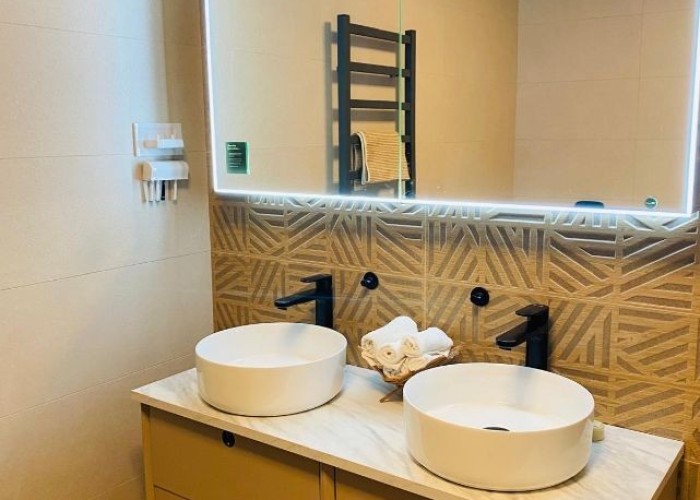 11. Bathroom (2 sinks)