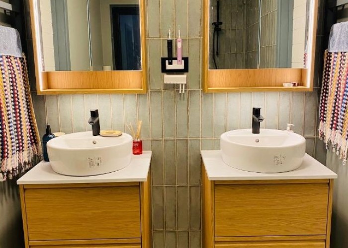 16. Bathroom (2 sinks)