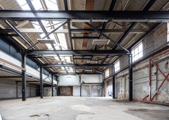 6000sqft Drive In Industrial Warehouse For Filming