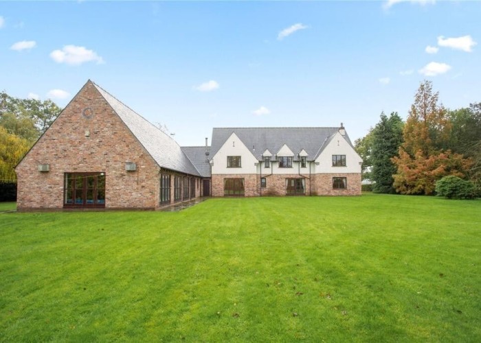 A Spacious Detached House With Swimming Pool For Filming