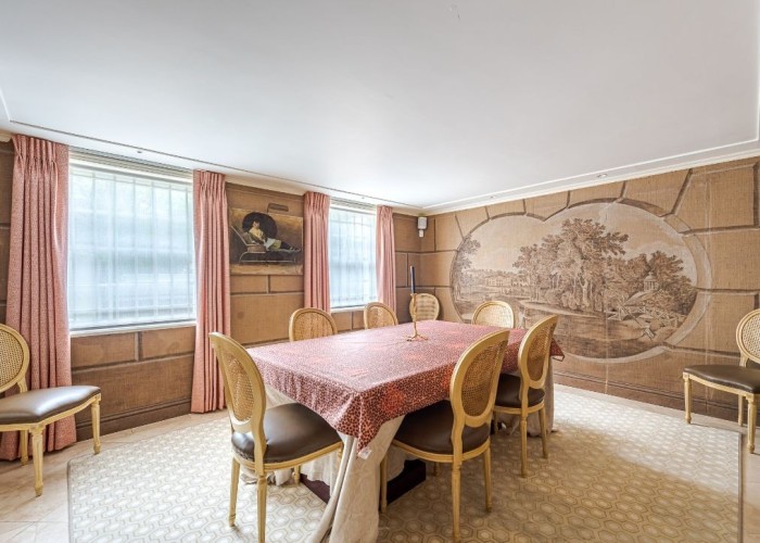 12. Diningroom