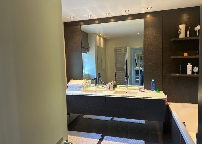 12. Bathroom (2 sinks)