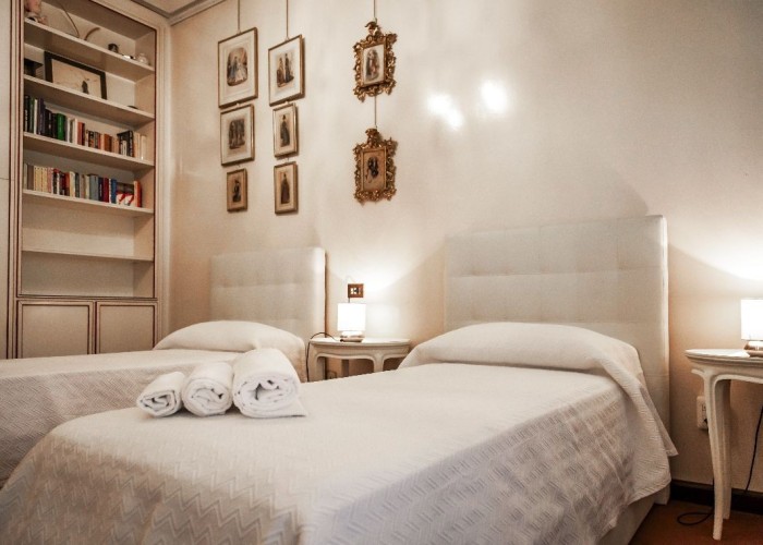 24. Bedroom (Twin Beds)