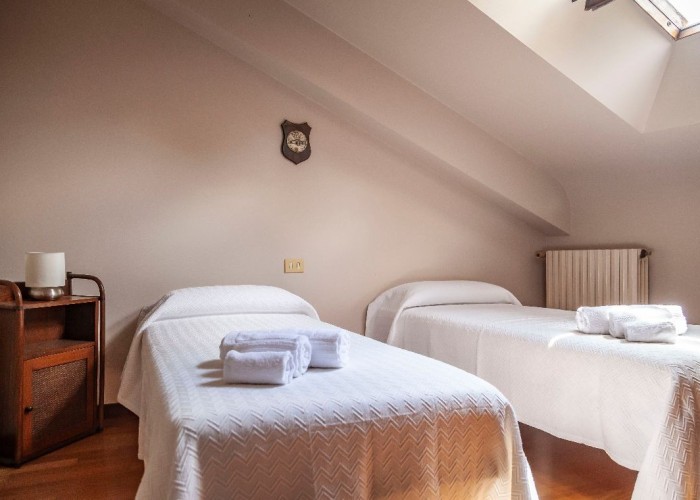 38. Bedroom (Twin Beds)