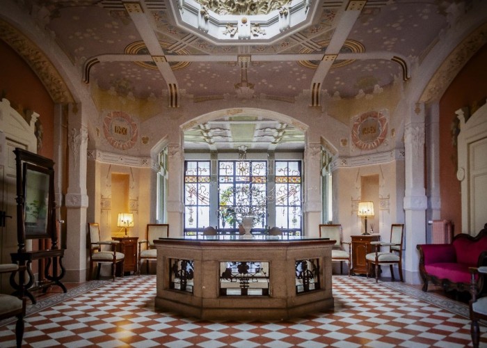 16. Styled Ceiling, entrance