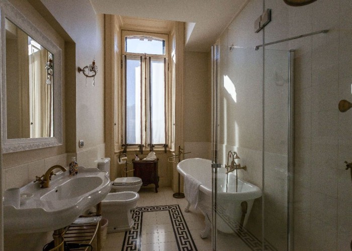 23. Bathroom (Roll Top), Bathroom (Shower and bath)