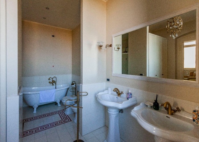 41. Bathroom (Roll Top), Bathroom (2 sinks)