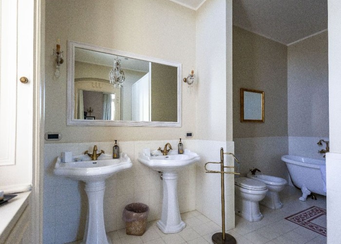 46. Bathroom (Roll Top)