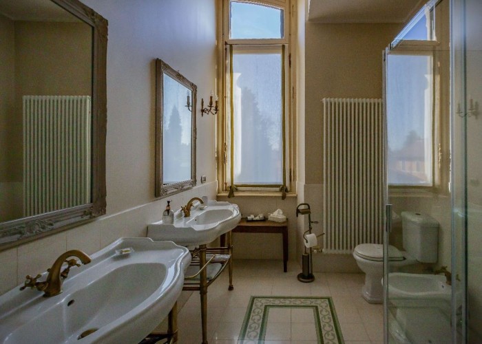 49. Bathroom (2 sinks)