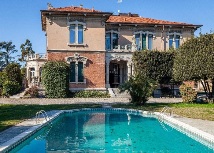 8. Swimming-pool
