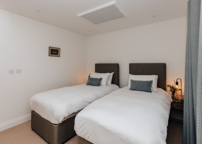 41. Bedroom (Twin Beds)