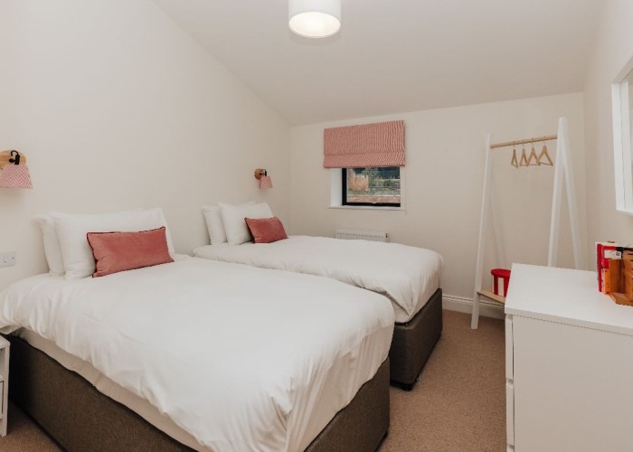 36. Bedroom (Twin Beds)