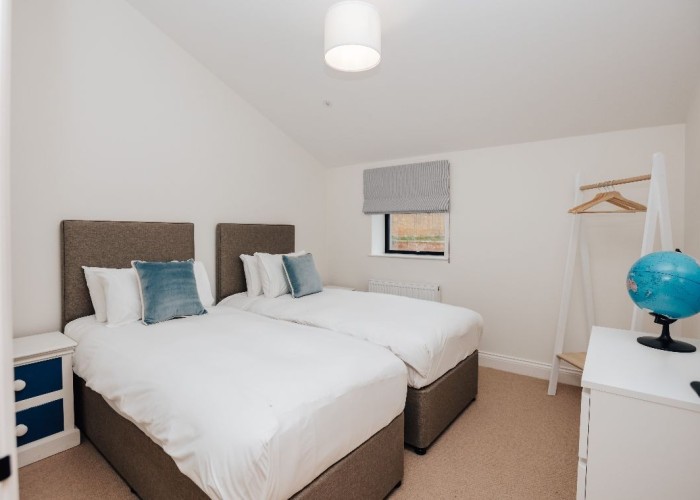 39. Bedroom (Twin Beds)