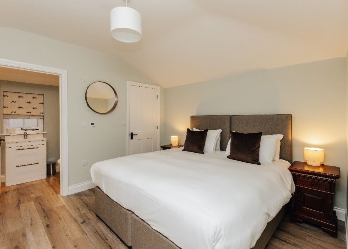16. Bedroom (Master/En-Suite)