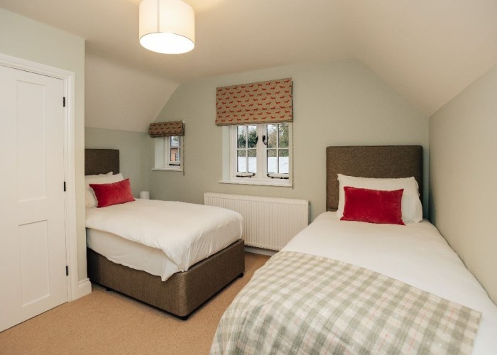 28. Bedroom (Twin Beds)
