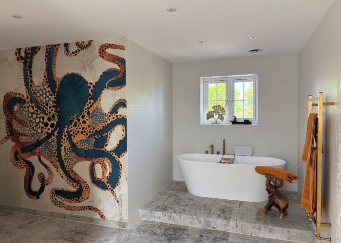 18. Bathroom (Large), Bathroom (Roll Top)
