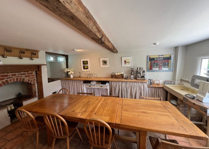 11. Kitchen With Table, Kitchen (Gas Hob)