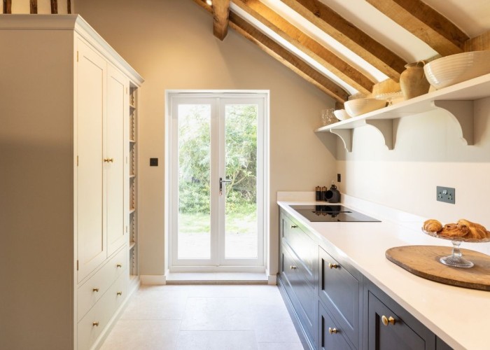5. Kitchen (Electric/Induction Hob)
