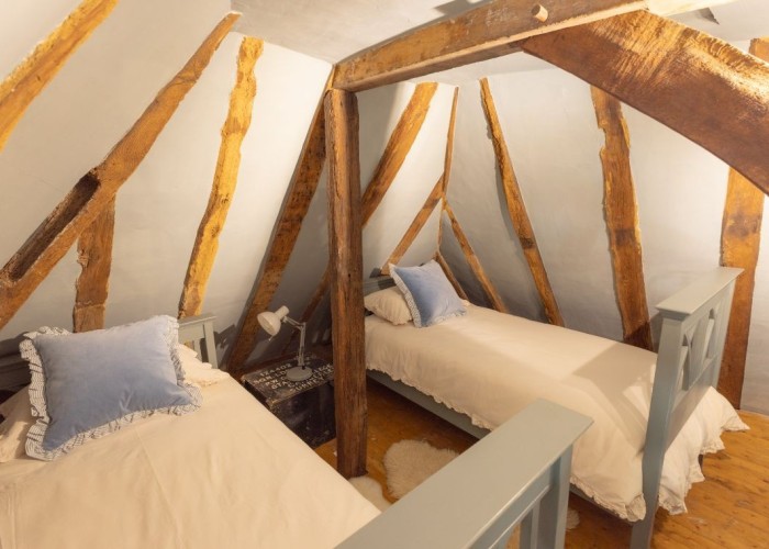 20. Bedroom (Twin Beds)
