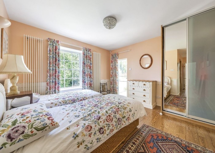 22. Bedroom (Twin Beds)