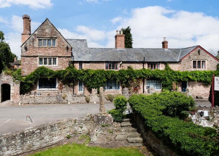 Picturesque Elizabethan Manor For Filming