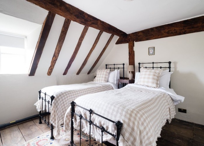 14. Bedroom (Twin Beds)