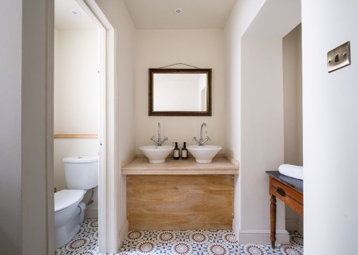 17. Bathroom (2 sinks)