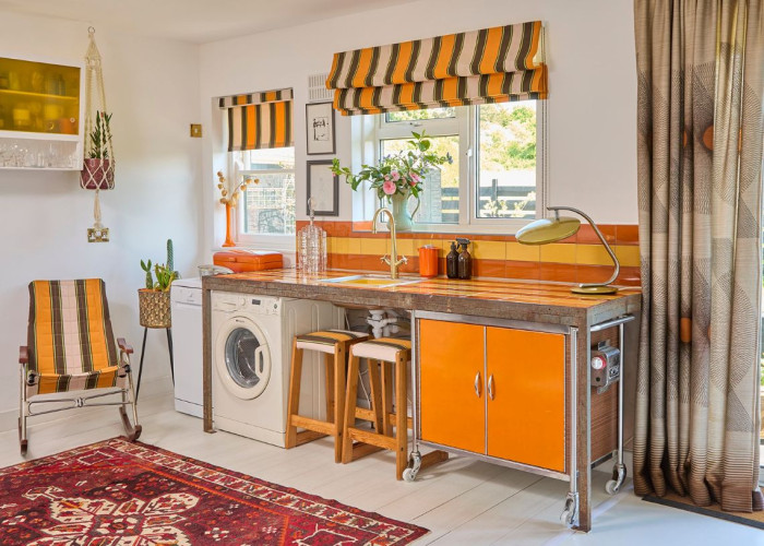 4. Kitchen (Coloured units)