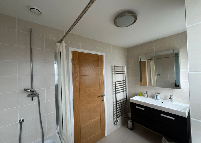 26. Bathroom (2 sinks)