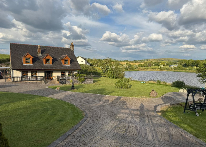 Large Home With Surrounding Garden For Filming