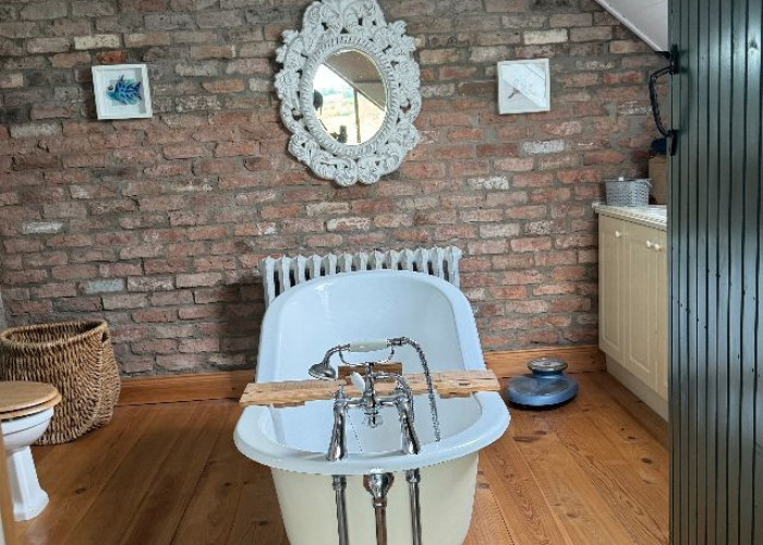 20. Bathroom (Roll Top)