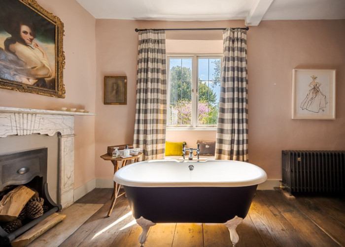 14. Bathroom (Roll Top)