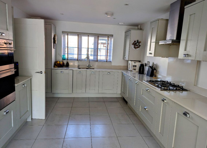 4. Kitchen (Cream or White units), Kitchen (Modern), Kitchen With Table, Kitchen (Gas Hob)
