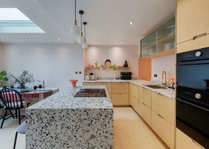 10. Kitchen (Electric/Induction Hob)