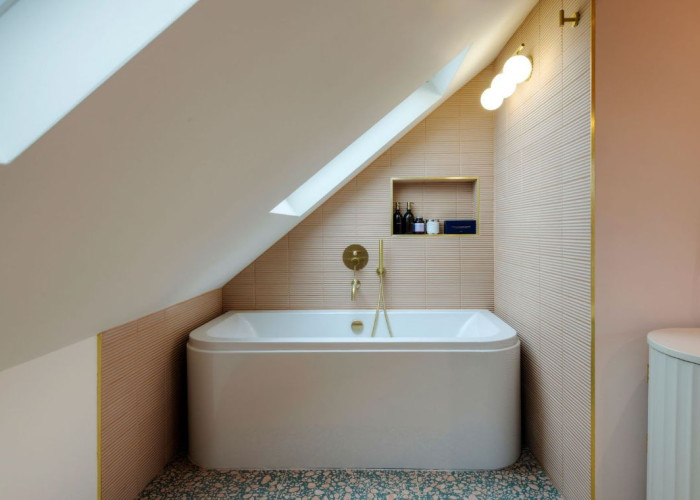 21. Bathroom (Roll Top)